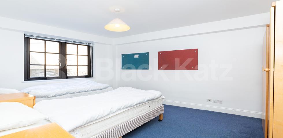 			NEW INSTRUCTION!, 2 Bedroom, 1 bath, 1 reception Flat			 Bakers Row, CLERKENWELL / FARRINGDON
